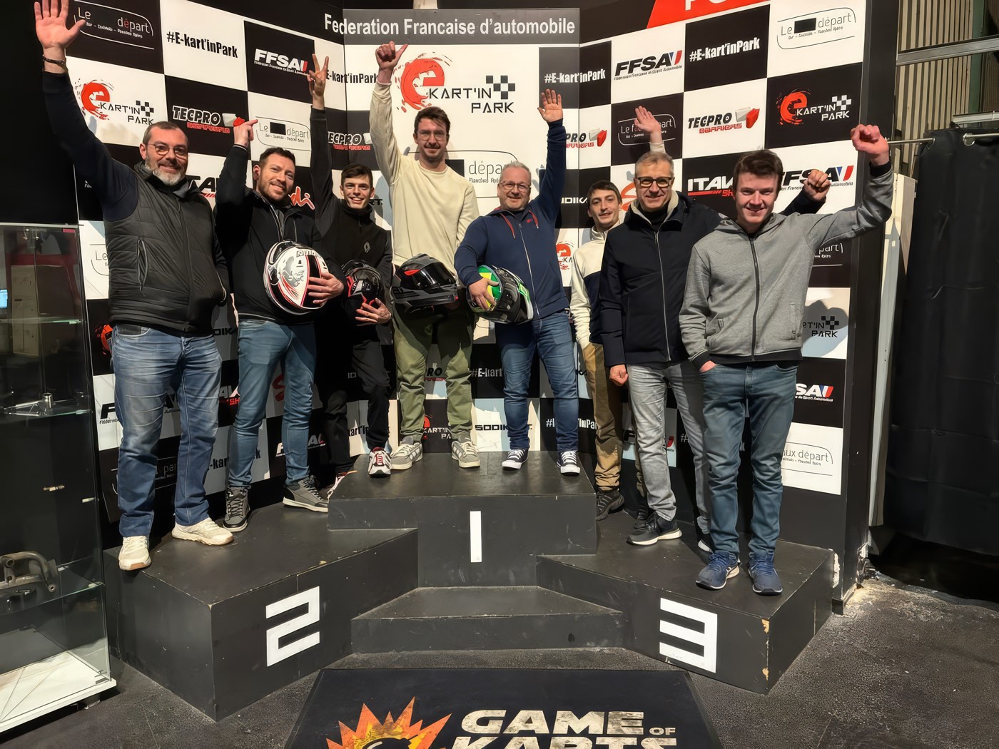 L'équipe du Garage Michel Duverger réunie sur un podium karting