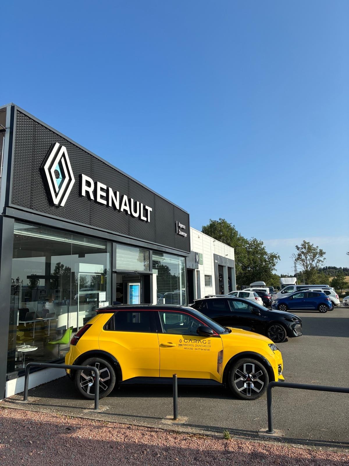 La Renault 5 E-Tech aux couleurs du garage, garée devant la façade de l'agence Renault Duverger à Neulise.